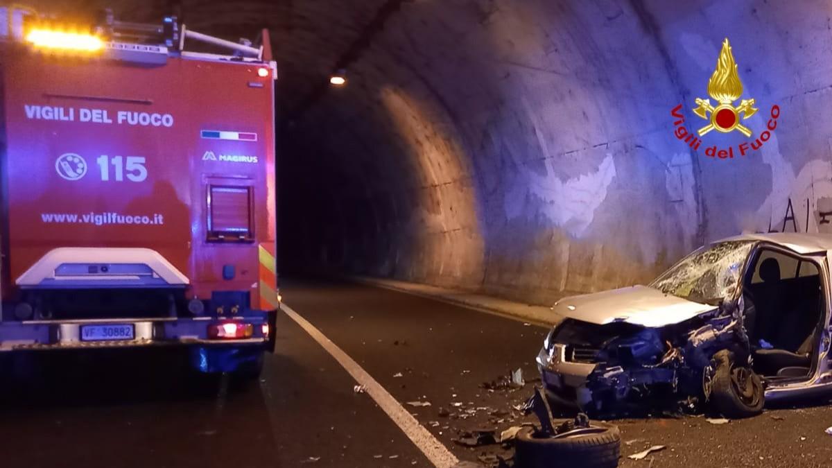 Terribile scontro frontale in galleria, ci sono due feriti. Distrutte le auto