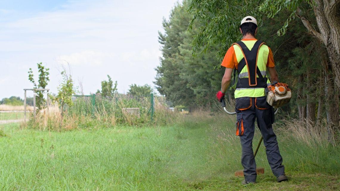 Lo rimprovera e l’operaio lo colpisce con un rastrello: sindaco in ospedale