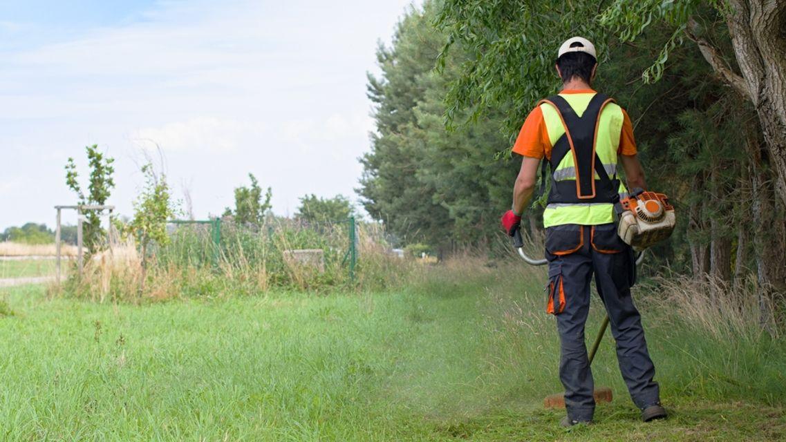 Lo rimprovera e l’operaio lo colpisce con un rastrello: sindaco in ospedale