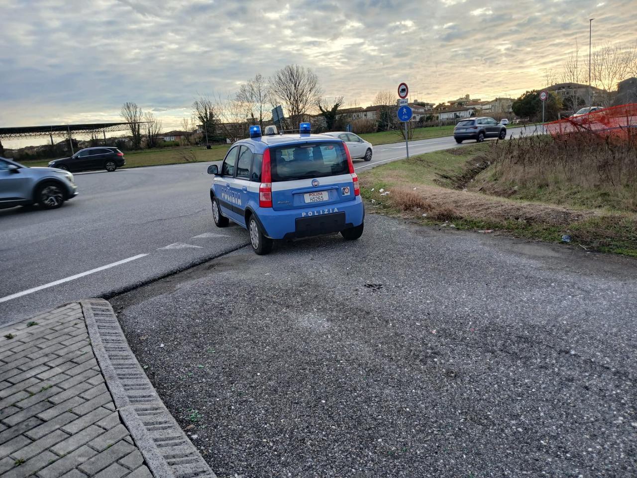 Viareggio, attraversa i binari e blocca per ore la circolazione dei treni: denunciato