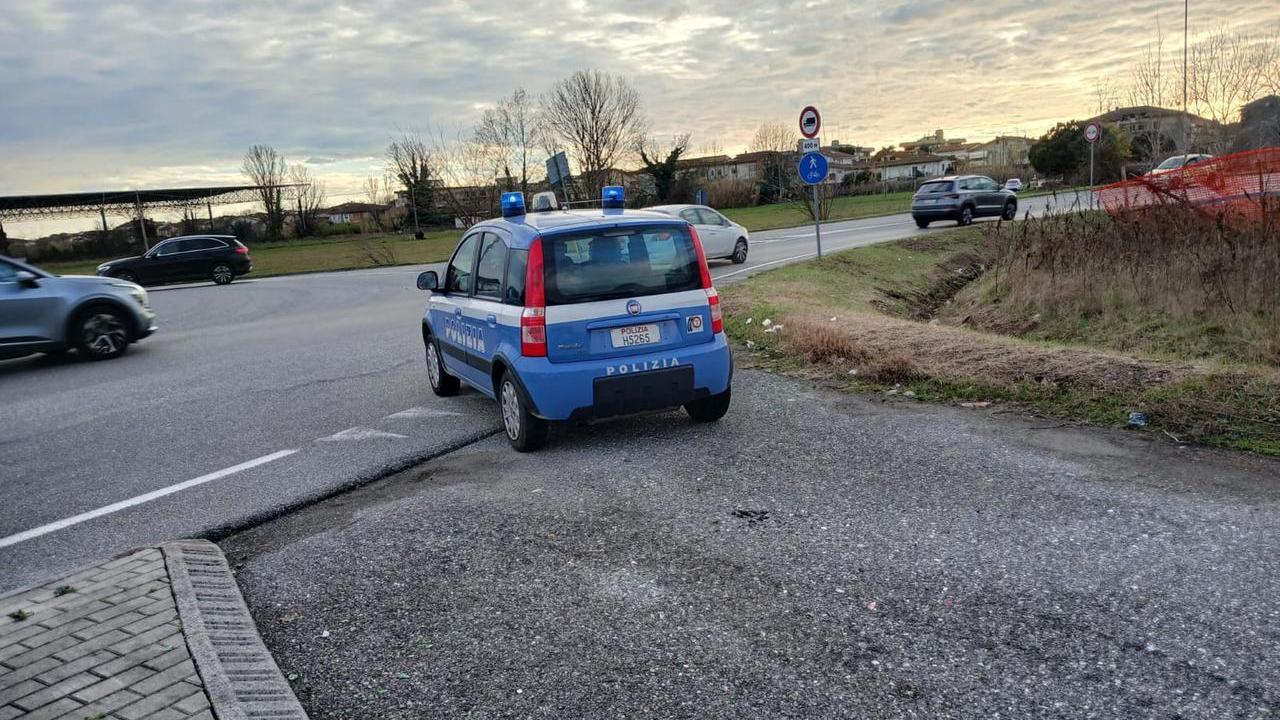 Viareggio, attraversa i binari e blocca per ore la circolazione dei treni: denunciato