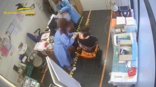 Falsi vaccini a Ferrara, tocca ai pazienti: tra gli imputati anche un prete