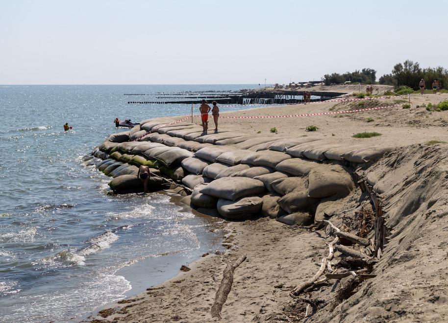 Spiaggia mangiata dal mare, Lido Spina a rischio: «Situazione drammatica»