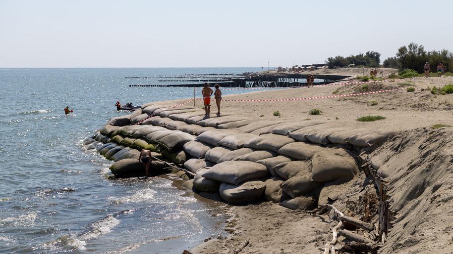 Spiaggia mangiata dal mare, Lido Spina a rischio: «Situazione drammatica»