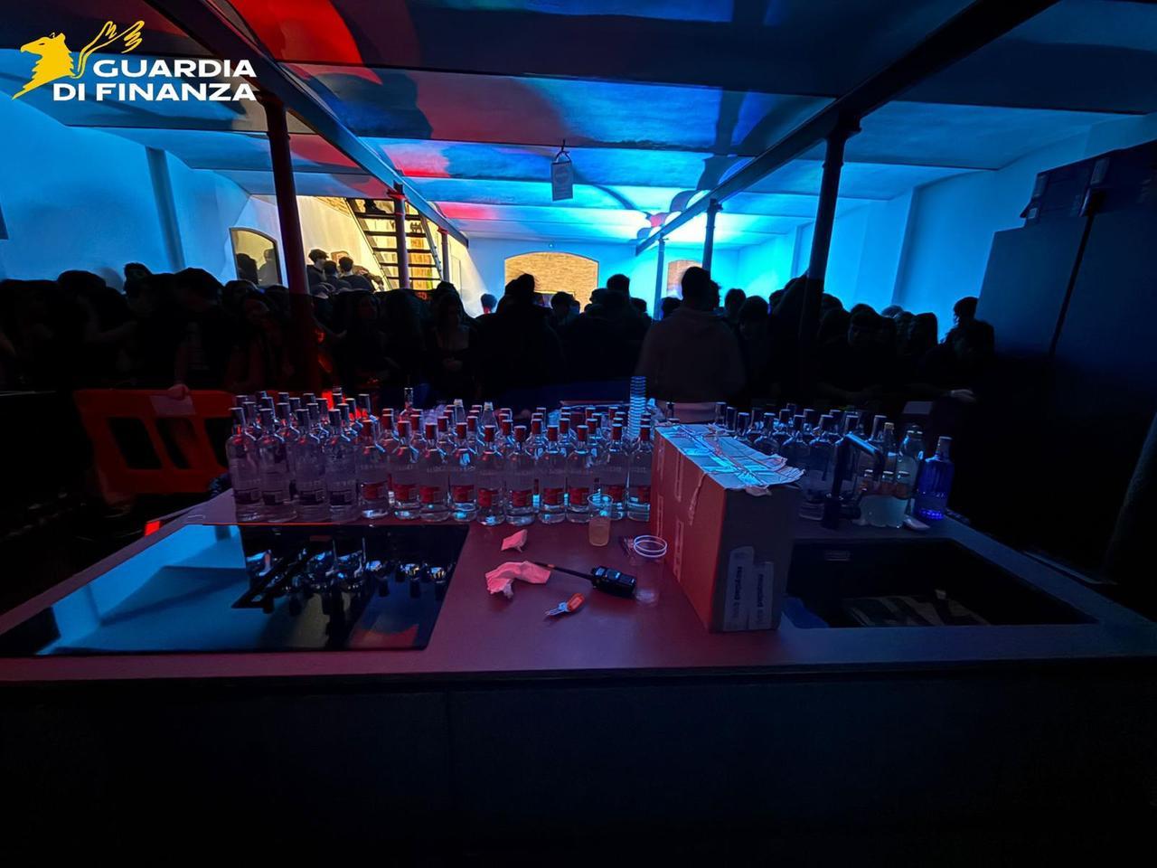 Festa abusiva con 450 persone a Ferrara: intervento di Finanza e vigili del fuoco
