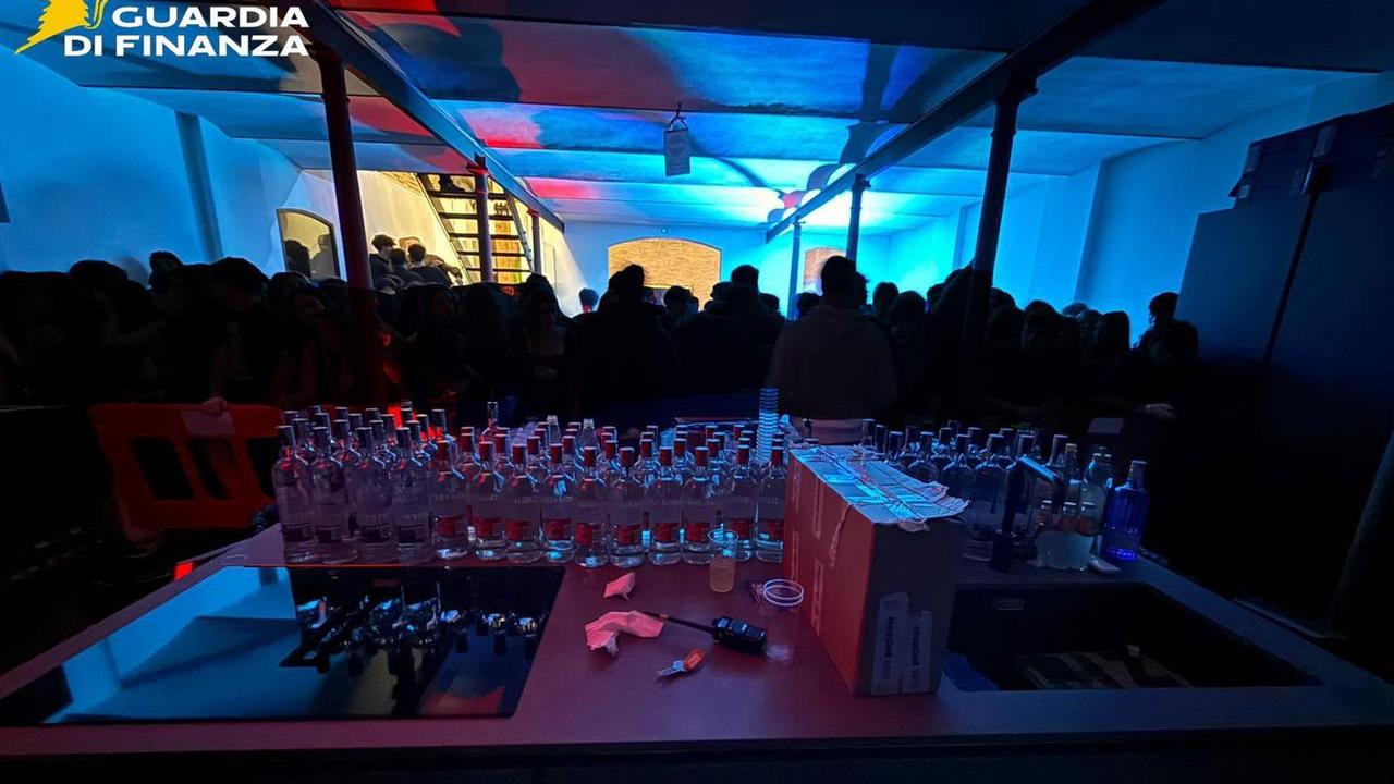 Festa abusiva con 450 persone a Ferrara: intervento di Finanza e vigili del fuoco