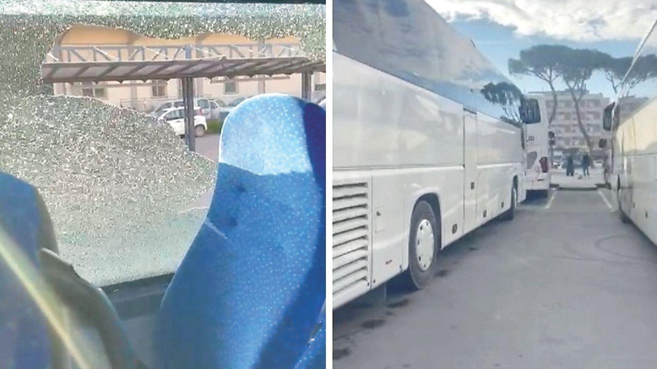 
	I vetri rotti e gli autobus assiepati dopo l'incidente

