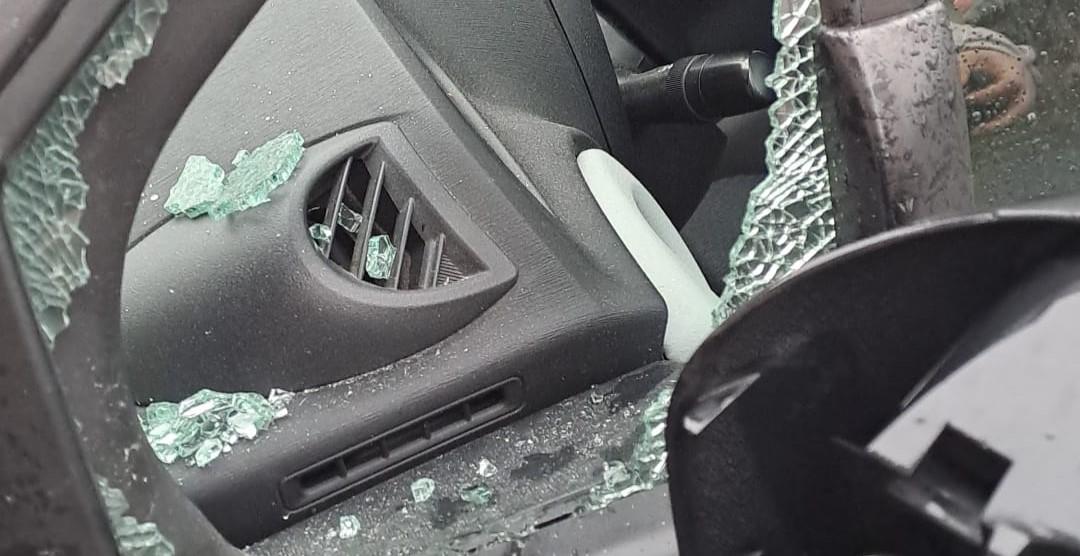 Spilamberto, portano i figli all’asilo e trovano i finestrini delle auto distrutti