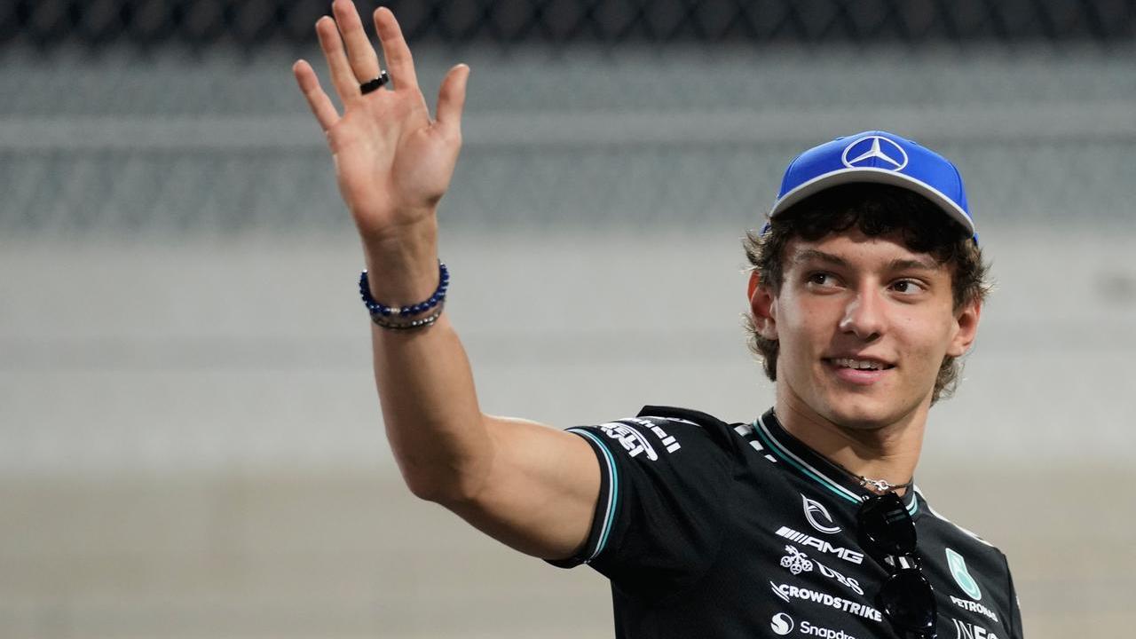 Formula 1, paura per il pilota Kimi Antonelli: con la sua Mercedes contro il guard rail a San Marino