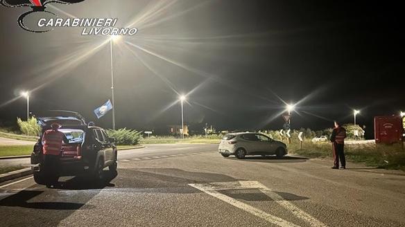 «Ti do fuoco anche al bar»: a Cecina due arresti per estorsione con metodo mafioso – Il blitz e le perquisizioni