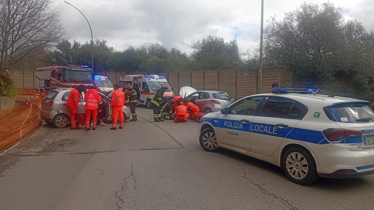Sassari, ha un malore alla guida e provoca un frontale: due persone in ospedale