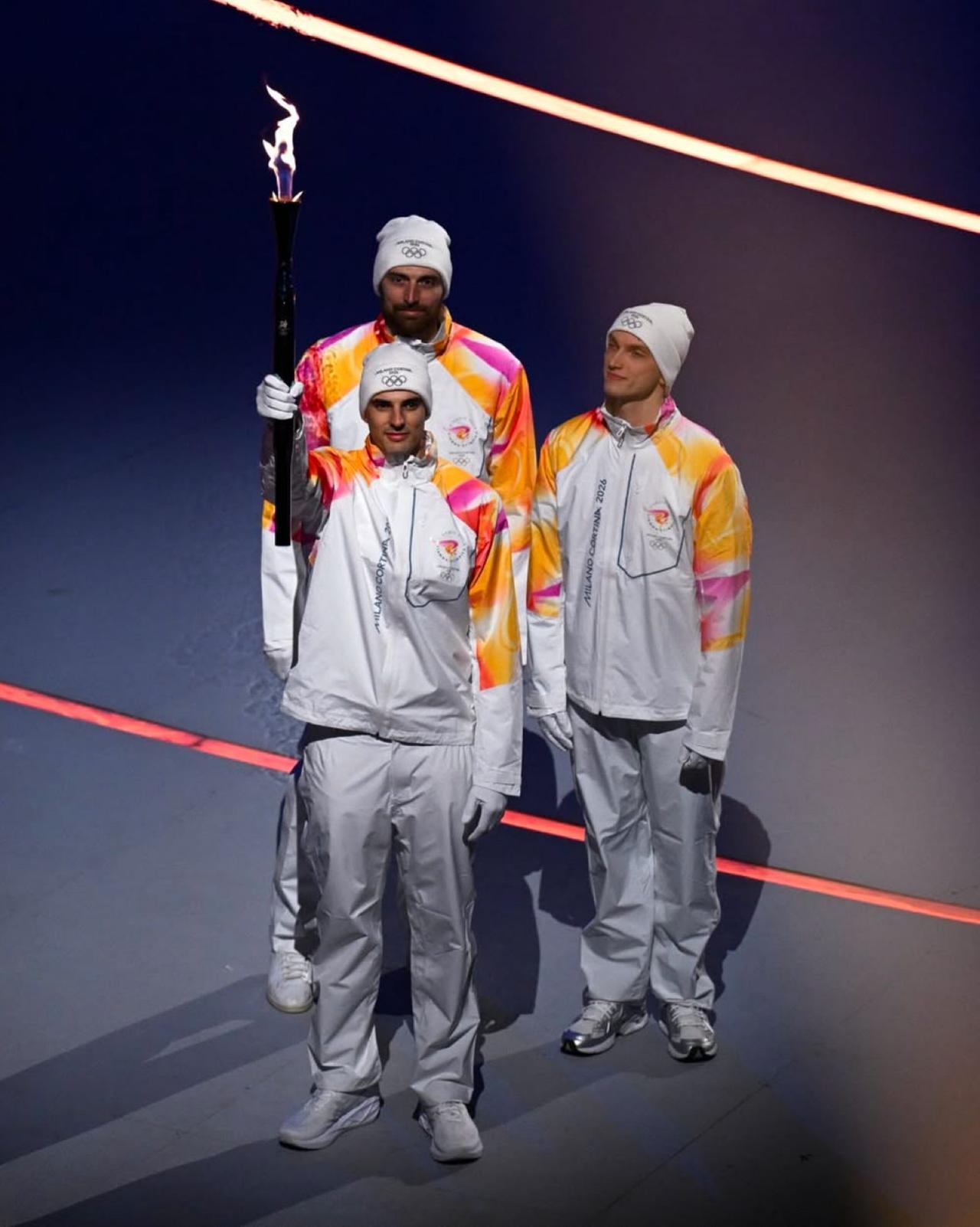 
	I giallobl&ugrave; Simone Anzani e Luca Porro, campioni del mondo di volley, con la fiaccola olimpica a San Siro (Foto: Fipav Modena)

