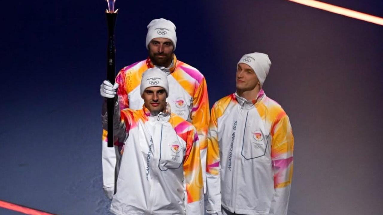 I gialloblù Simone Anzani e Luca Porro, campioni del mondo di volley, con la fiaccola olimpica a San Siro (Foto: Fipav Modena)