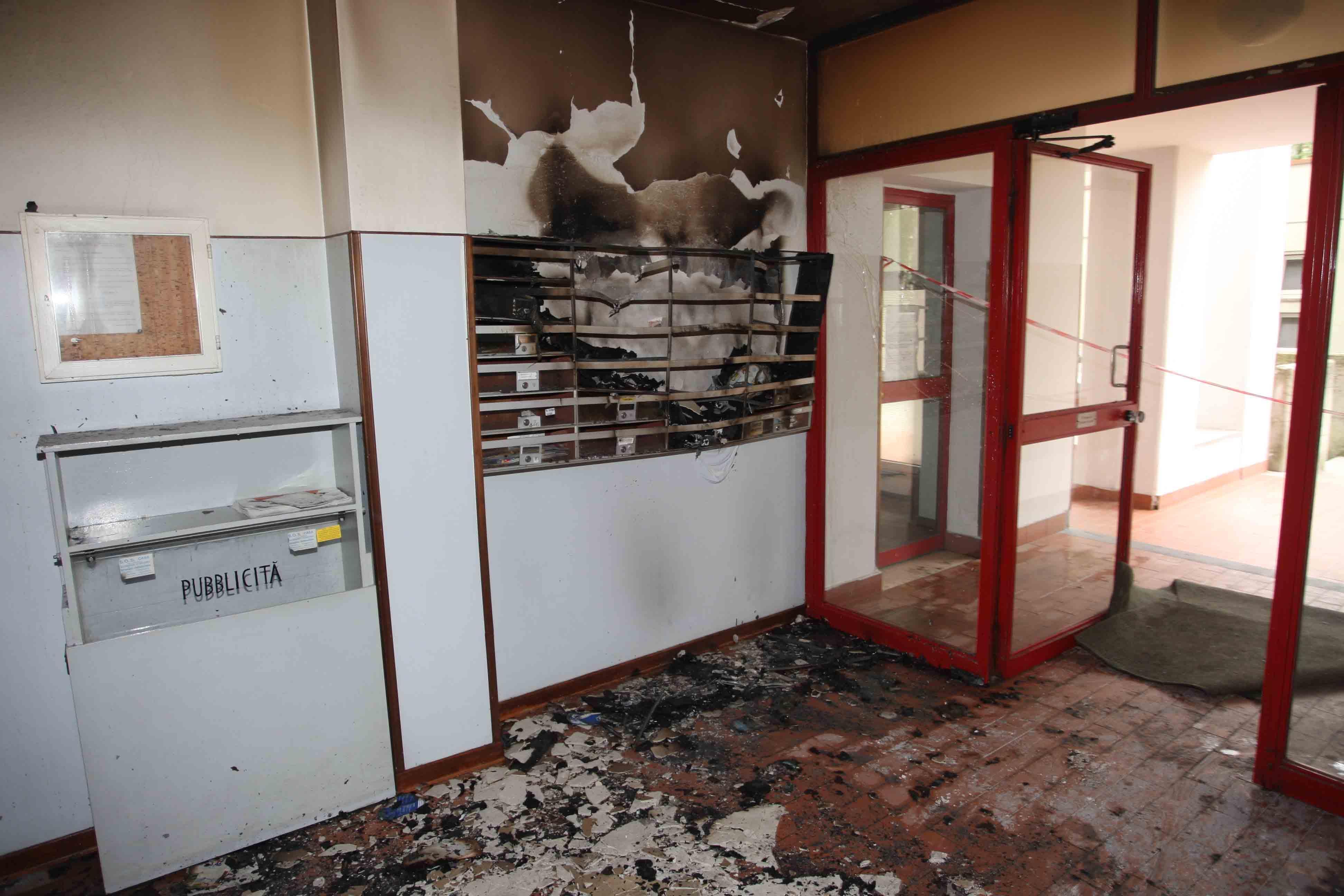 Incendiate le cassette delle lettere, paura in una palazzina