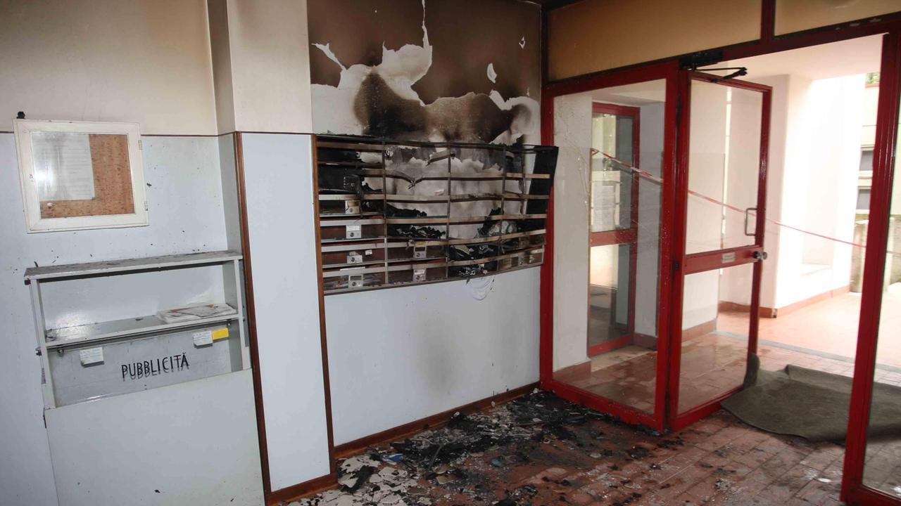 Incendiate le cassette delle lettere, paura in una palazzina