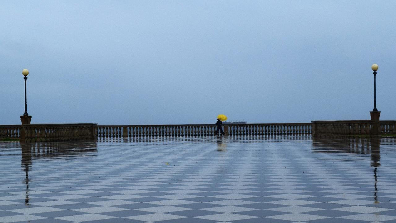 Livorno, Terrazza in giallo sotto la pioggia. Grazie a Michela Carugini