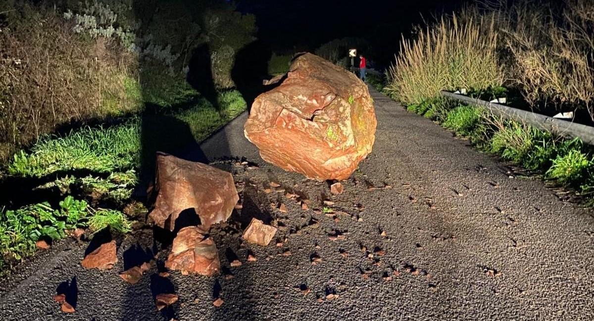 Frane sulla strada comunale di Bosa, traffico interrotto
