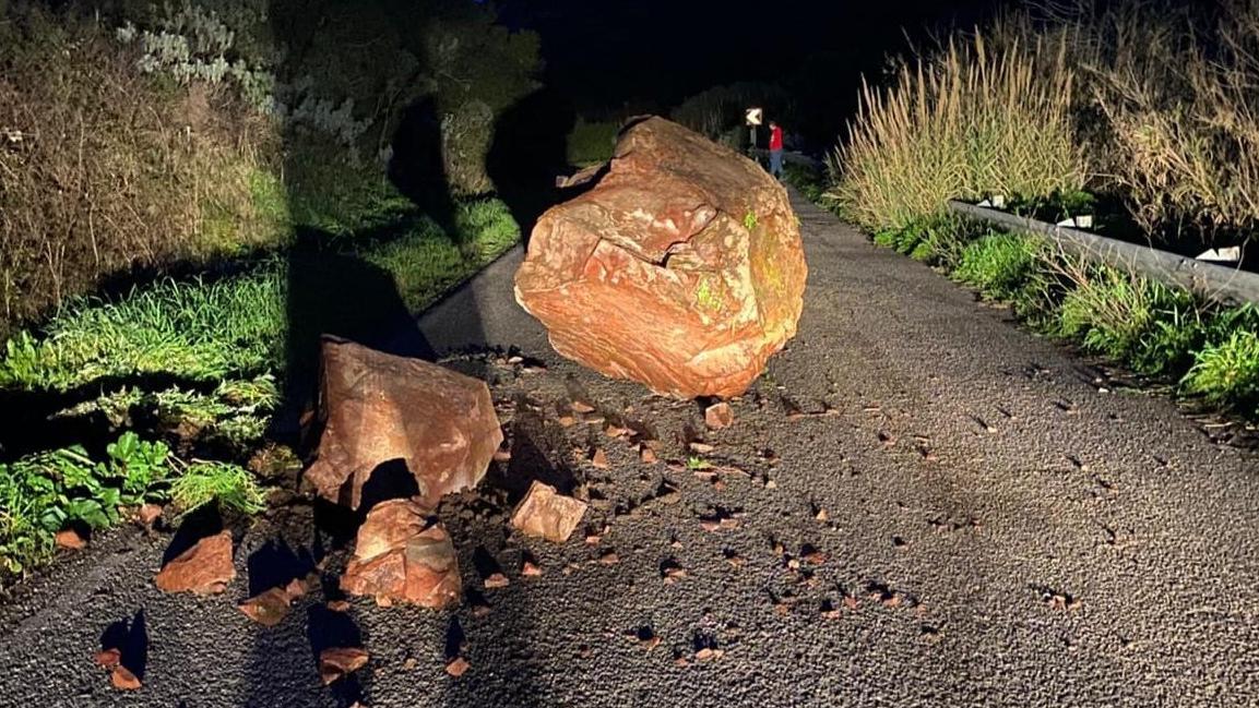 Frane sulla strada comunale di Bosa, traffico interrotto