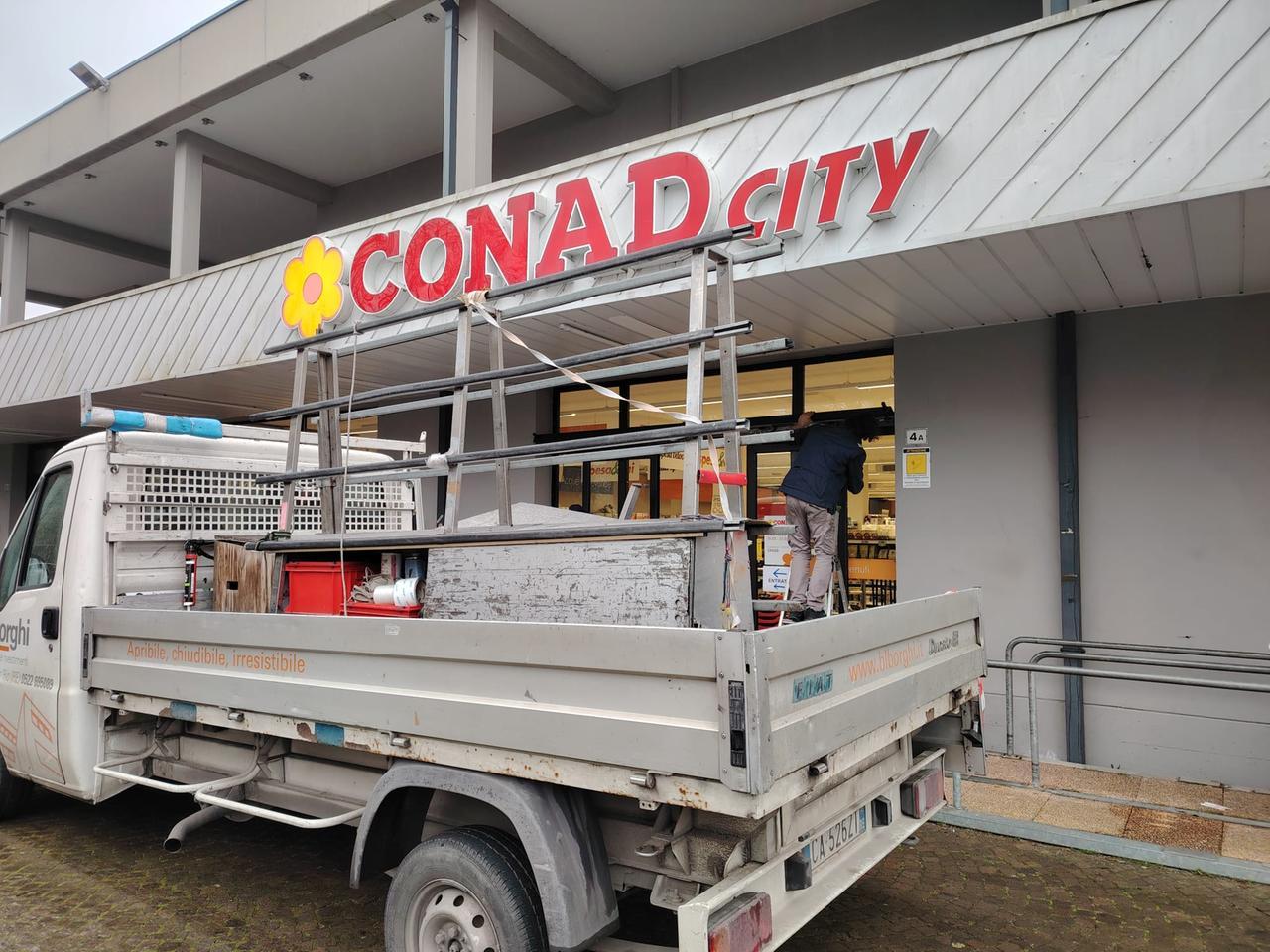 Furto notturno al Conad City di Correggio: i ladri portano via tre casse automatiche