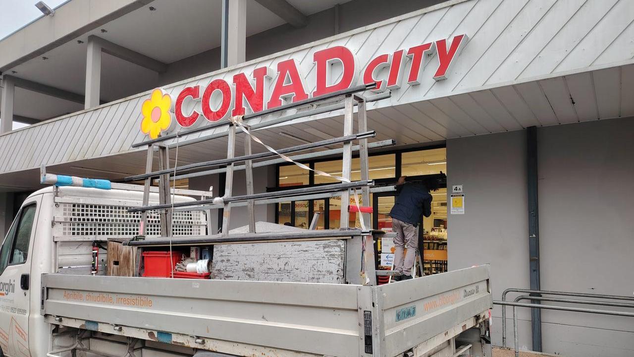 Furto notturno al Conad City di Correggio: i ladri portano via tre casse automatiche
