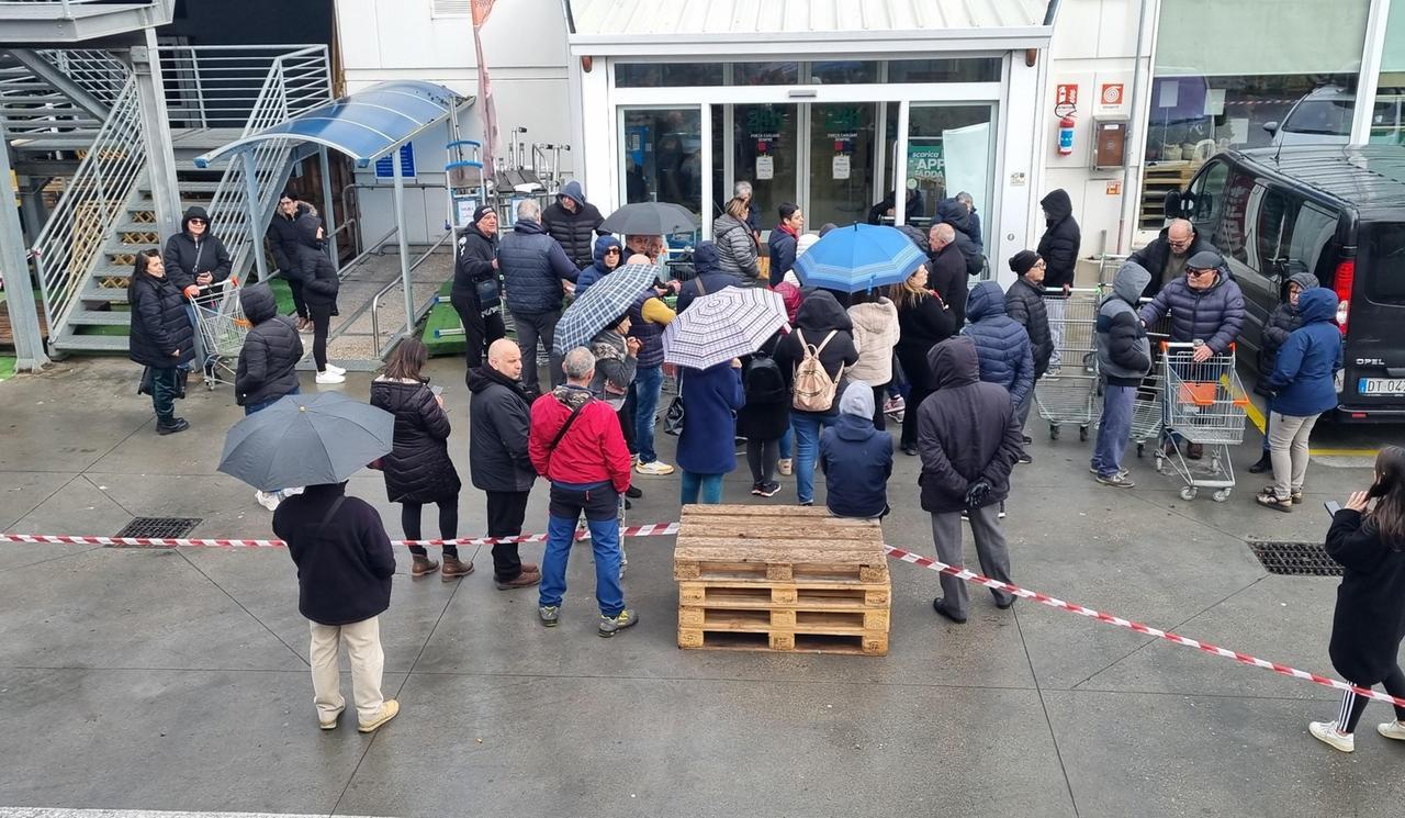 
	Clienti in attesa ieri mattina davanti al negozio CFadda

