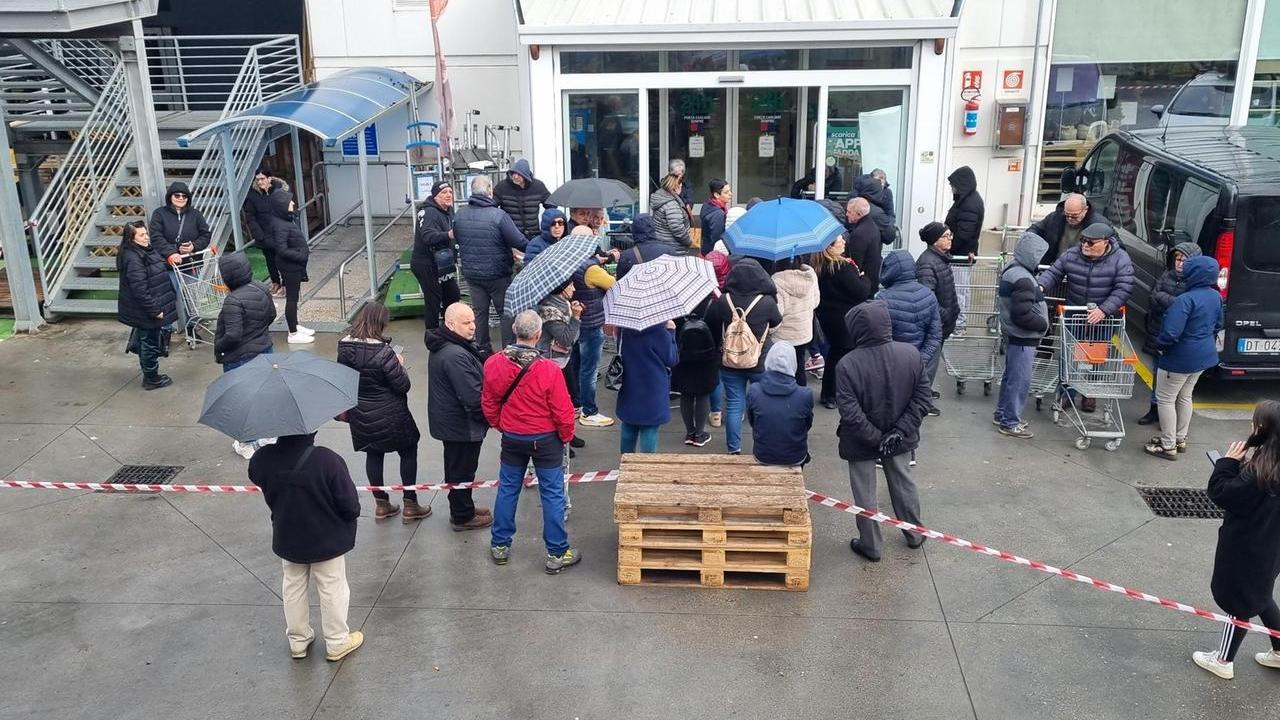 Clienti in attesa ieri mattina davanti al negozio CFadda