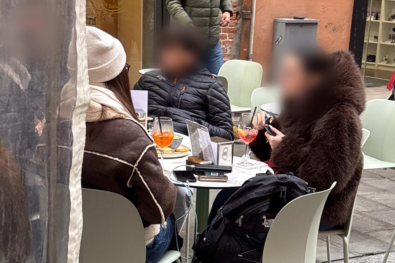 Colazione con lo spritz, la nuova moda dei giovani a Ferrara: «Tutto normale»