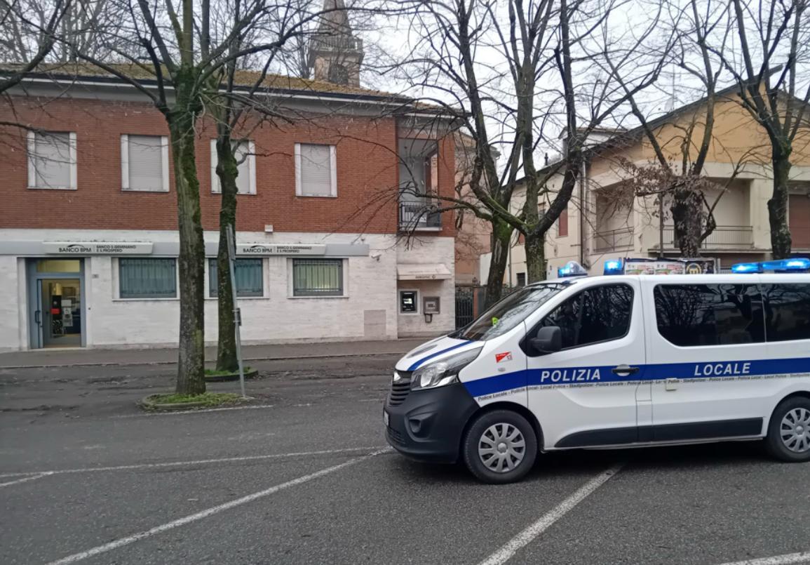 Clienti e dipendenti presi in ostaggio in attesa dell’arrivo del portavalori: ecco com’è andata la rapina al Banco Bpm di Gattatico