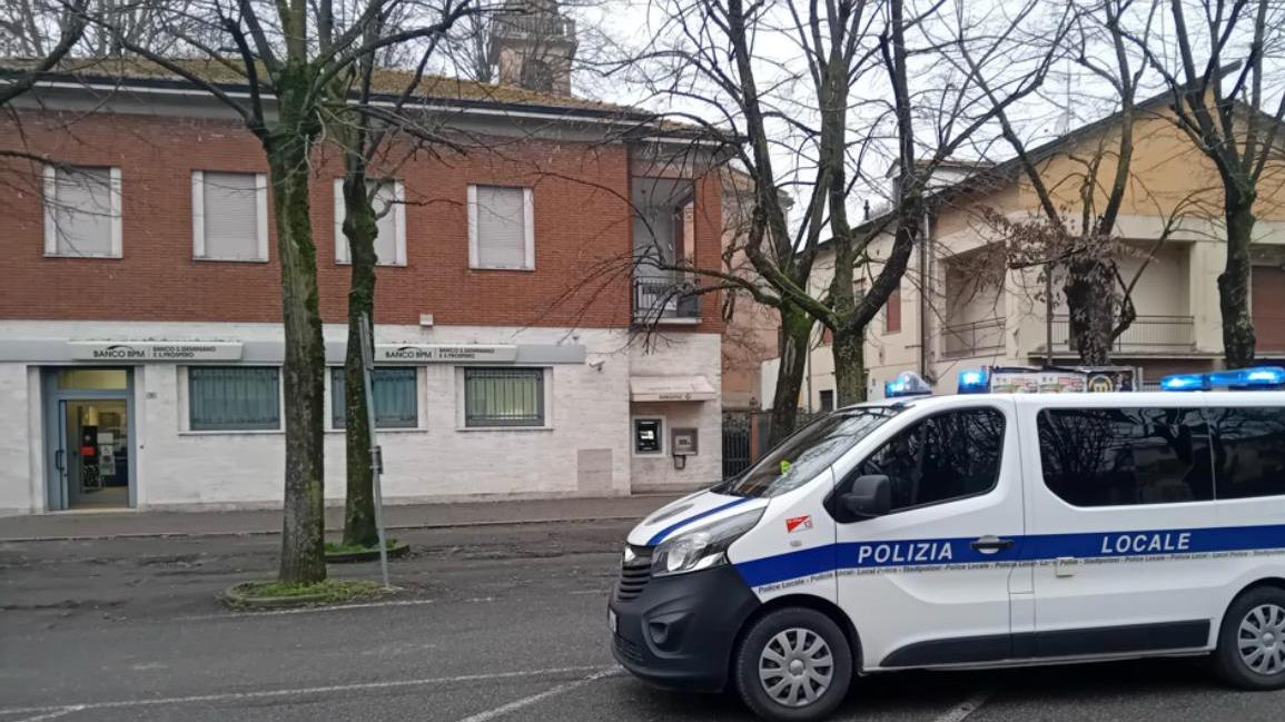 Clienti e dipendenti presi in ostaggio in attesa dell’arrivo del portavalori: ecco com’è andata la rapina al Banco Bpm di Gattatico