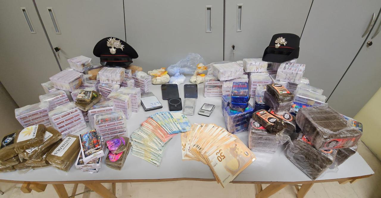 Maxi sequestro di droga a Casalgrande: trovati 30 chili di hascisc nel bagagliaio, arrestato un 25enne