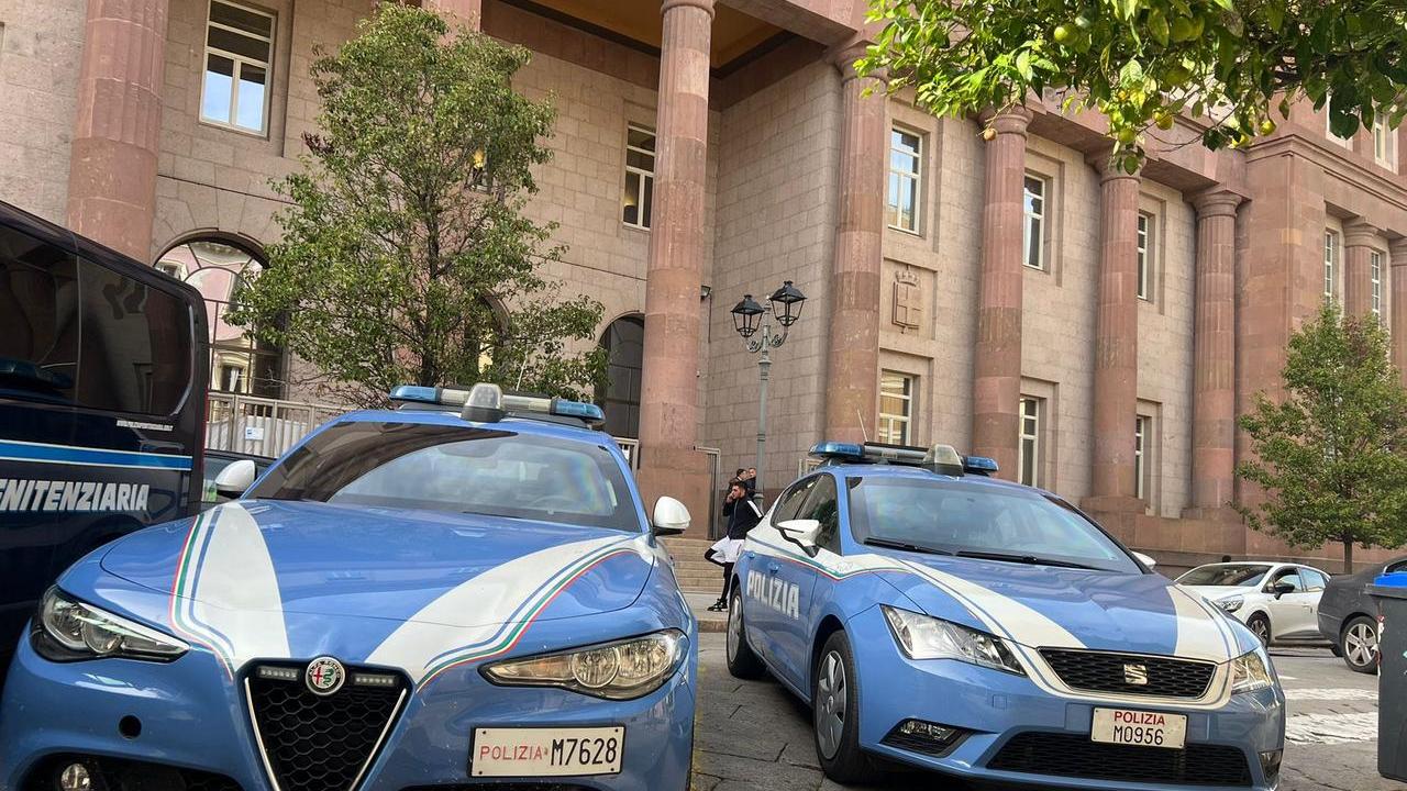 Spacca con un masso la porta del Materno Infantile di Sassari: arrestato