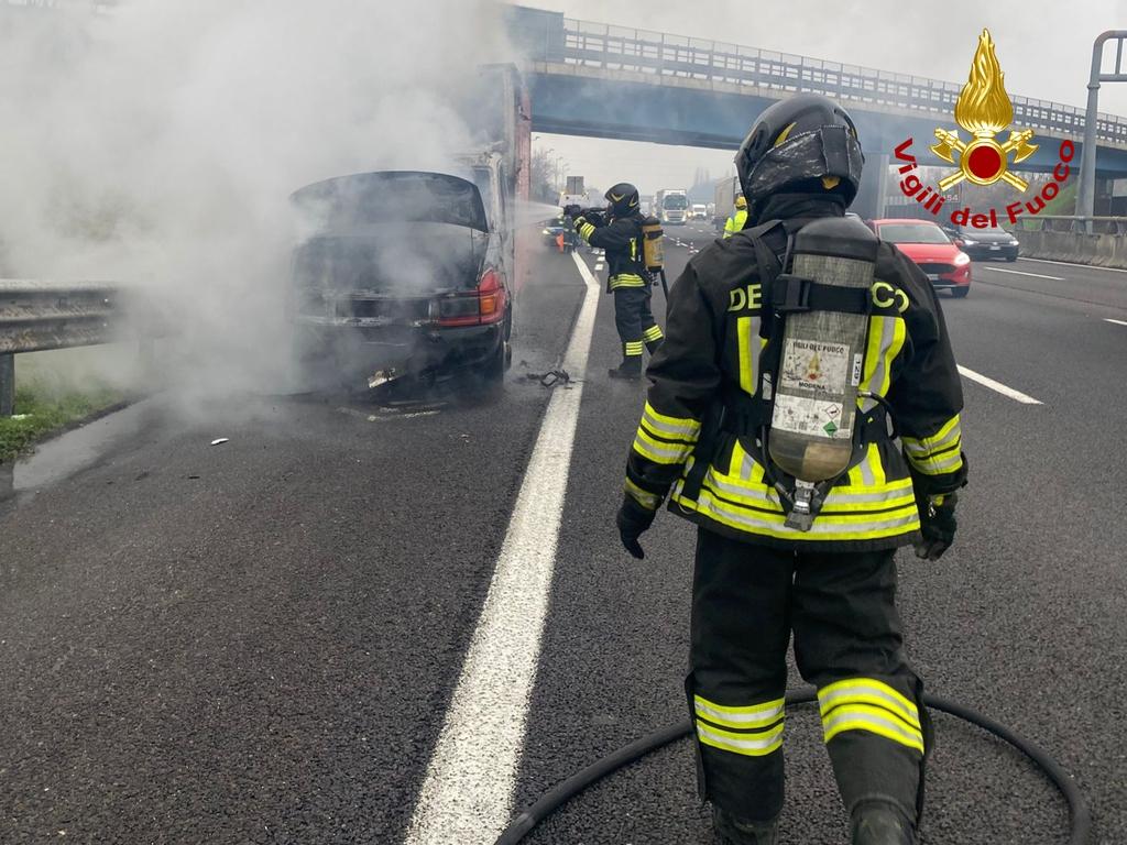 Camioncino in fiamme sull’autostrada A1: rallentamenti in direzione di Reggio Emilia