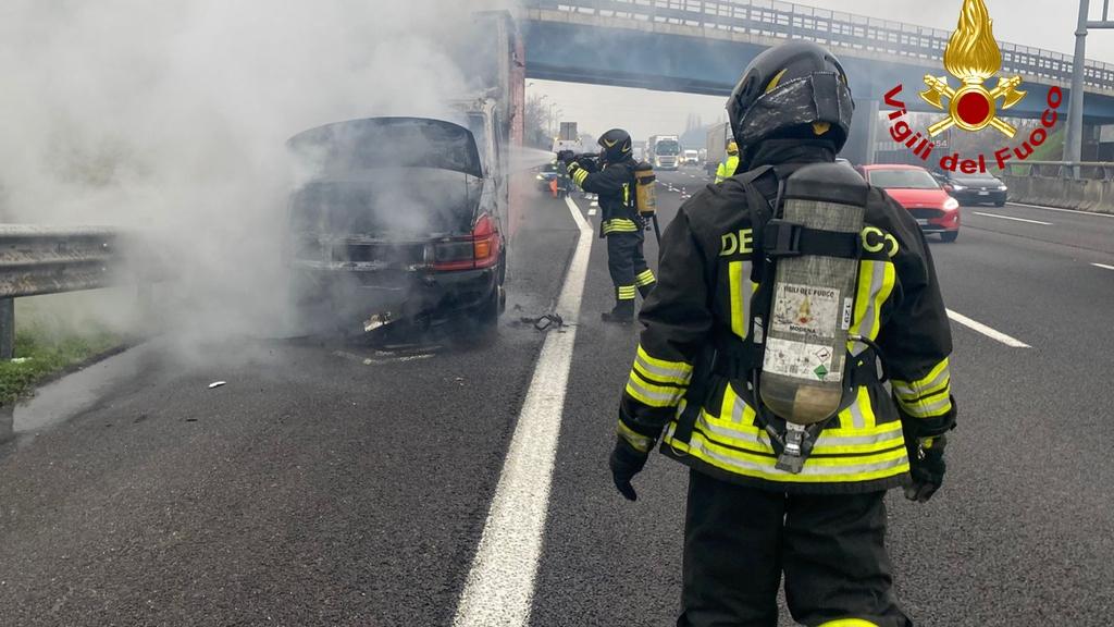 Camioncino in fiamme sull’autostrada A1: rallentamenti in direzione di Reggio Emilia