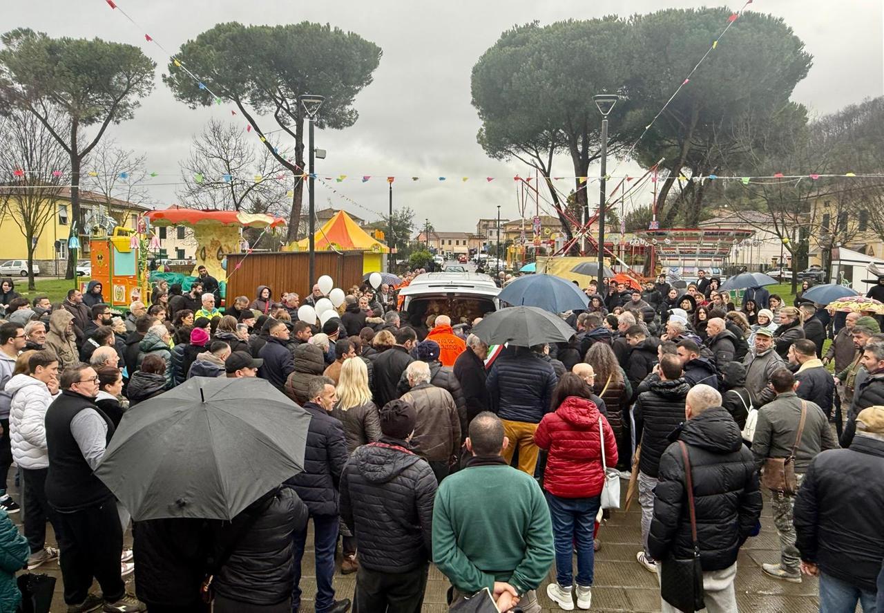 
	La folla per l'ultimo saluto alla famiglia Kola

