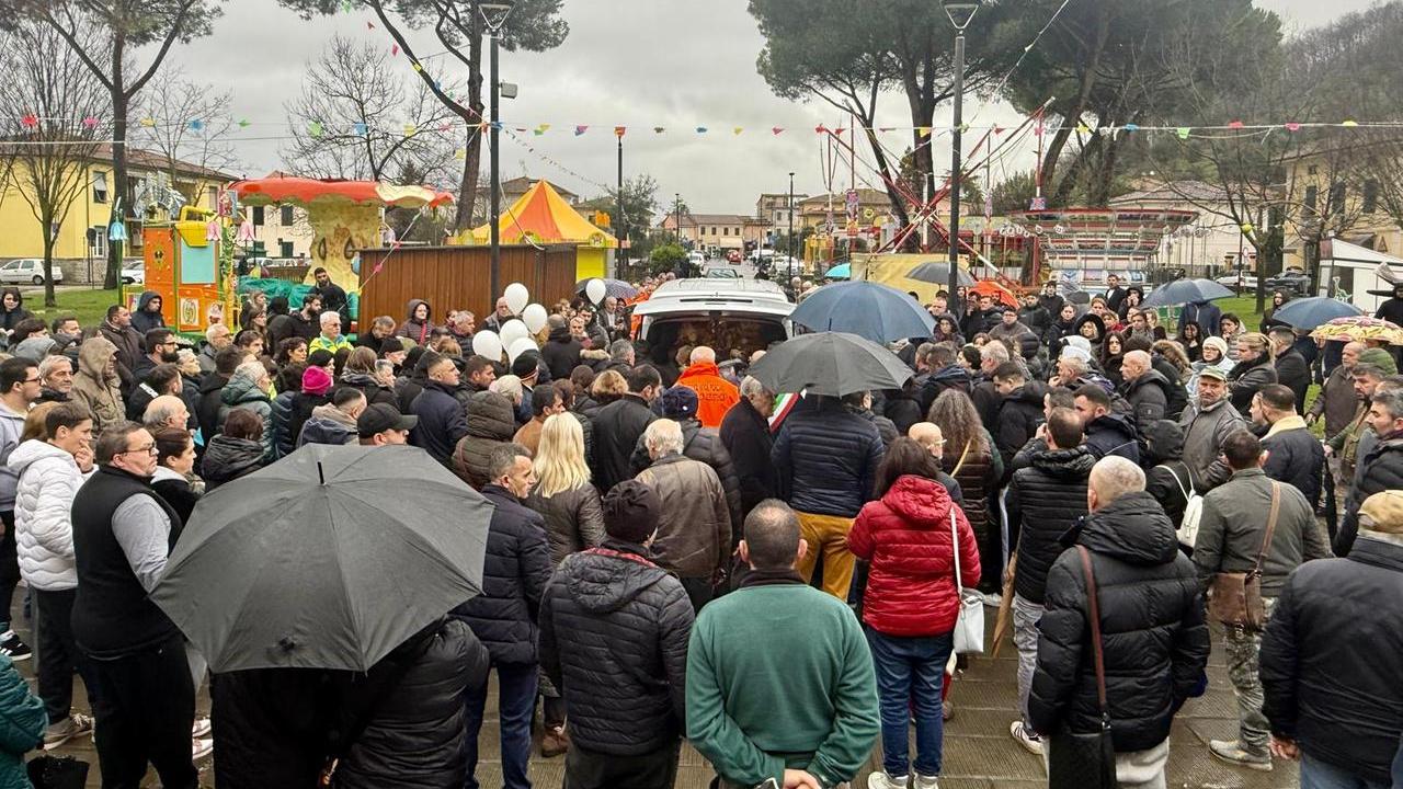 La folla per l'ultimo saluto alla famiglia Kola