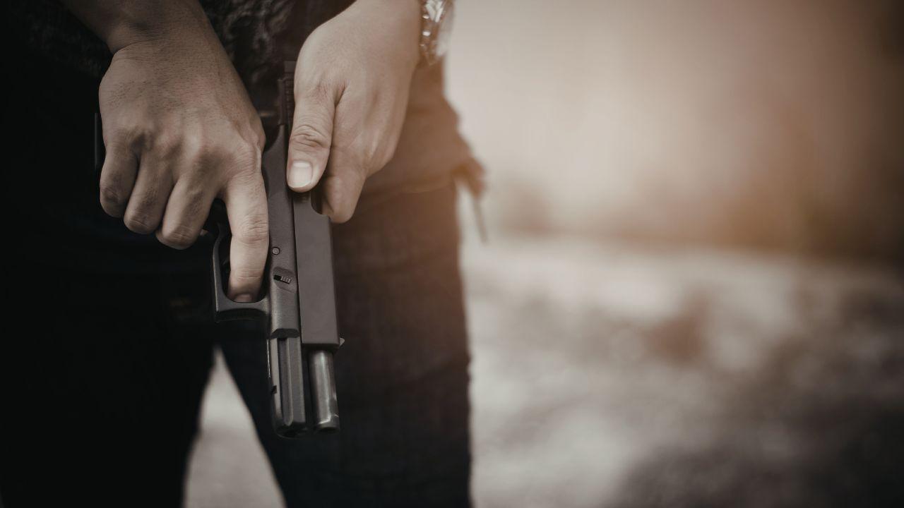 Carrara, due rapine in mezz’ora: minacce con coltello e pistola «Non hai soldi? Dacci il cagnolino...» – Arrestati