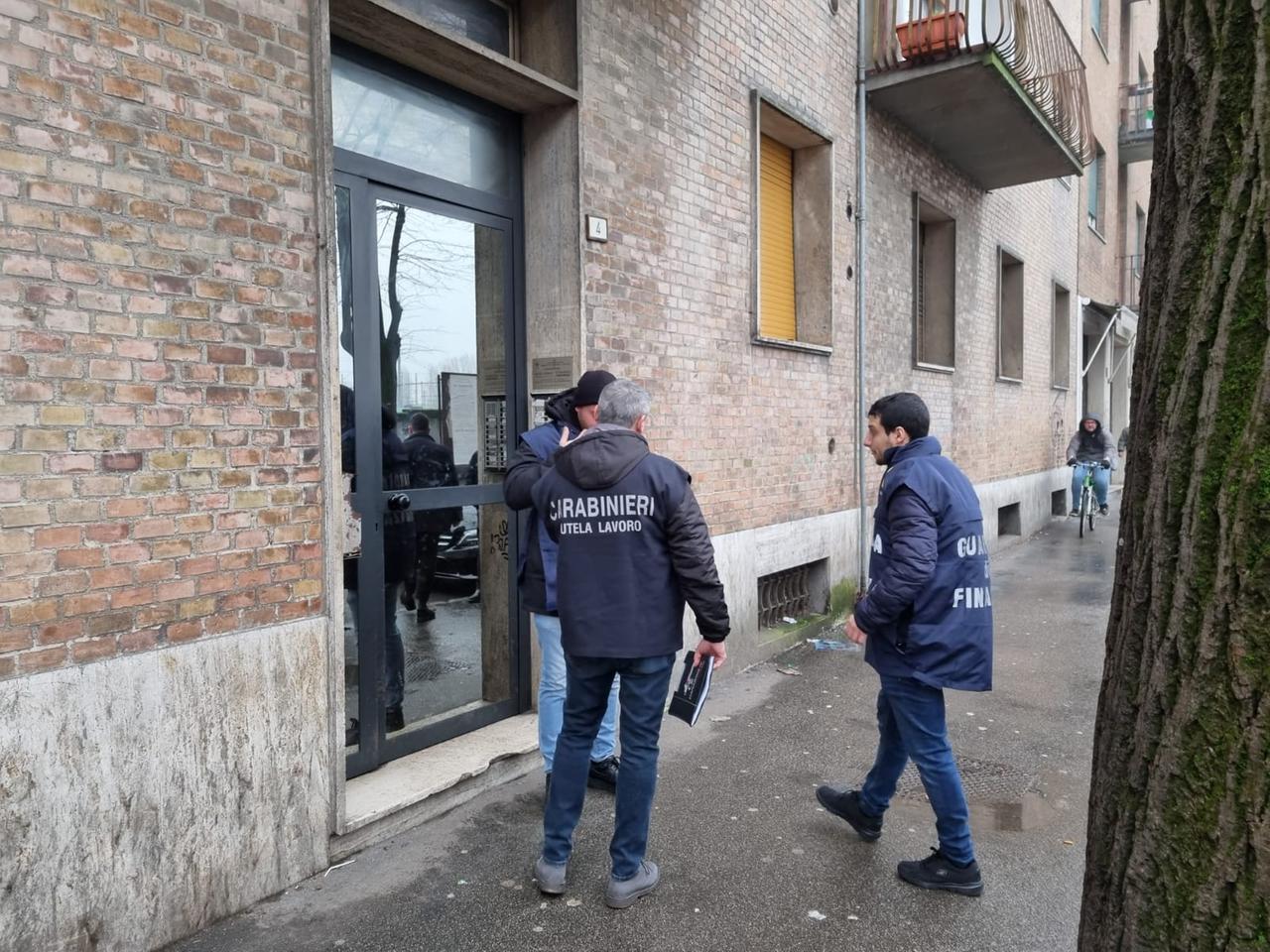 Operai sfruttati per 12 ore al giorno tra muffa e sporcizia: maxi sequestro da 800mila euro per caporalato a Reggio