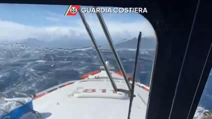 Affonda un peschereccio: due morti, potrebbero esserci altre vittime – VIDEO