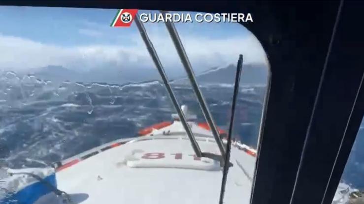Affonda un peschereccio: due morti, potrebbero esserci altre vittime – VIDEO