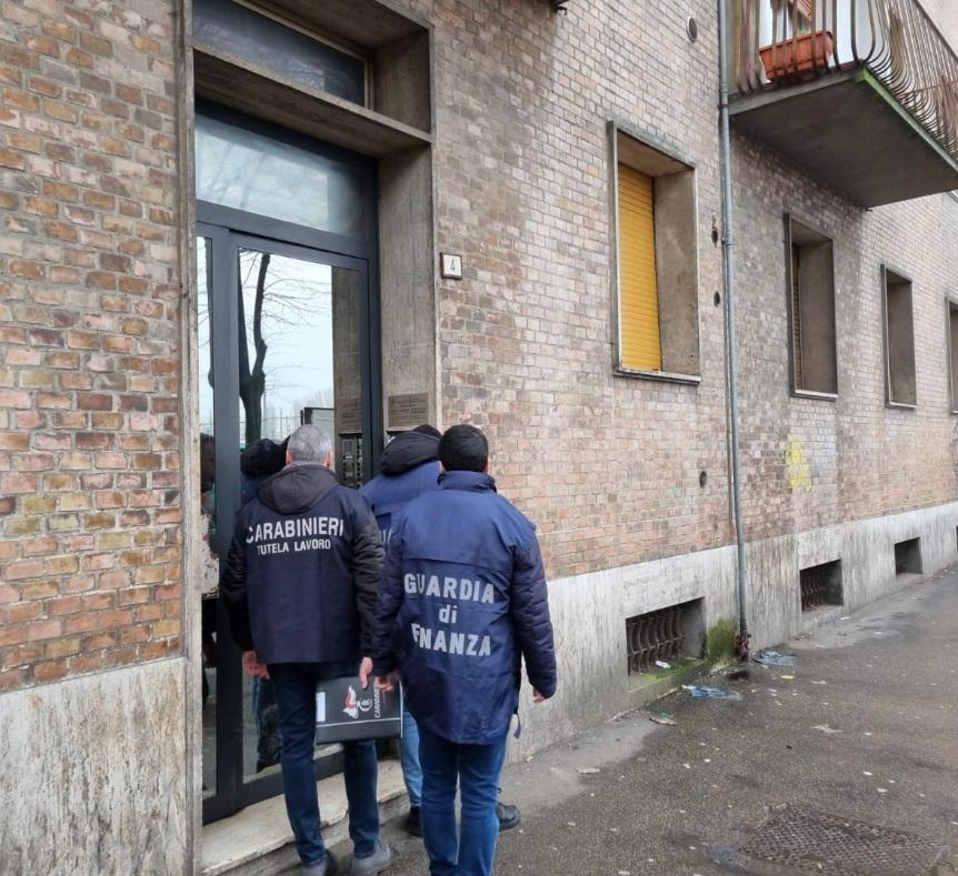 Operai sfruttati per 12 ore al giorno tra muffa e sporcizia: maxi sequestro da 800mila euro per caporalato a Reggio