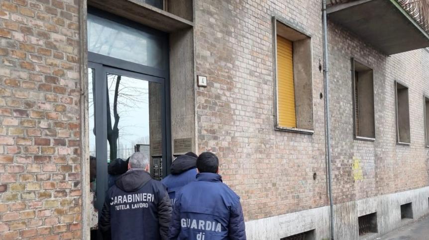 Operai sfruttati per 12 ore al giorno tra muffa e sporcizia: maxi sequestro da 800mila euro per caporalato a Reggio