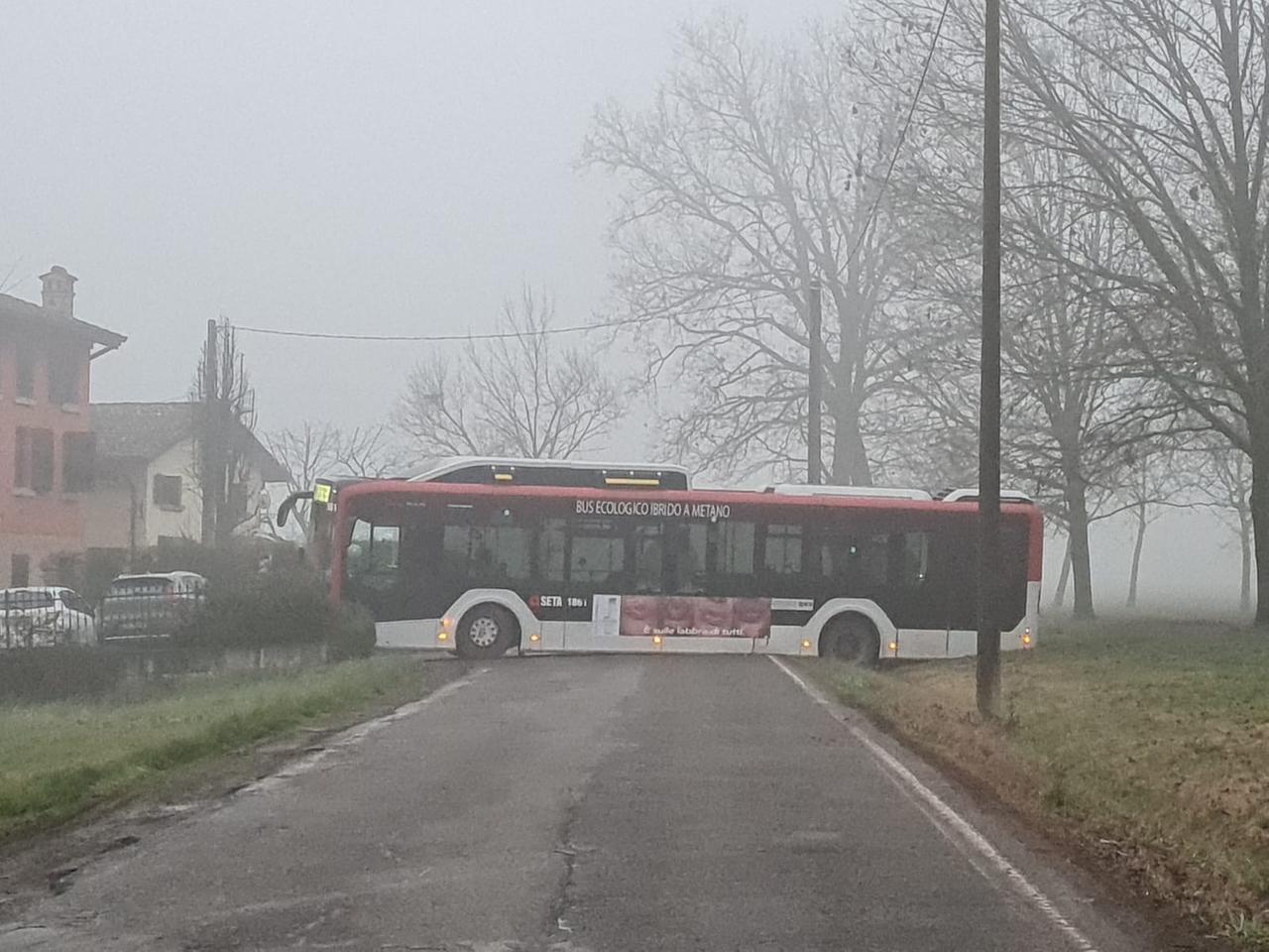 L’autista sbaglia strada e l’autobus Seta rimane incastrato a Fogliano