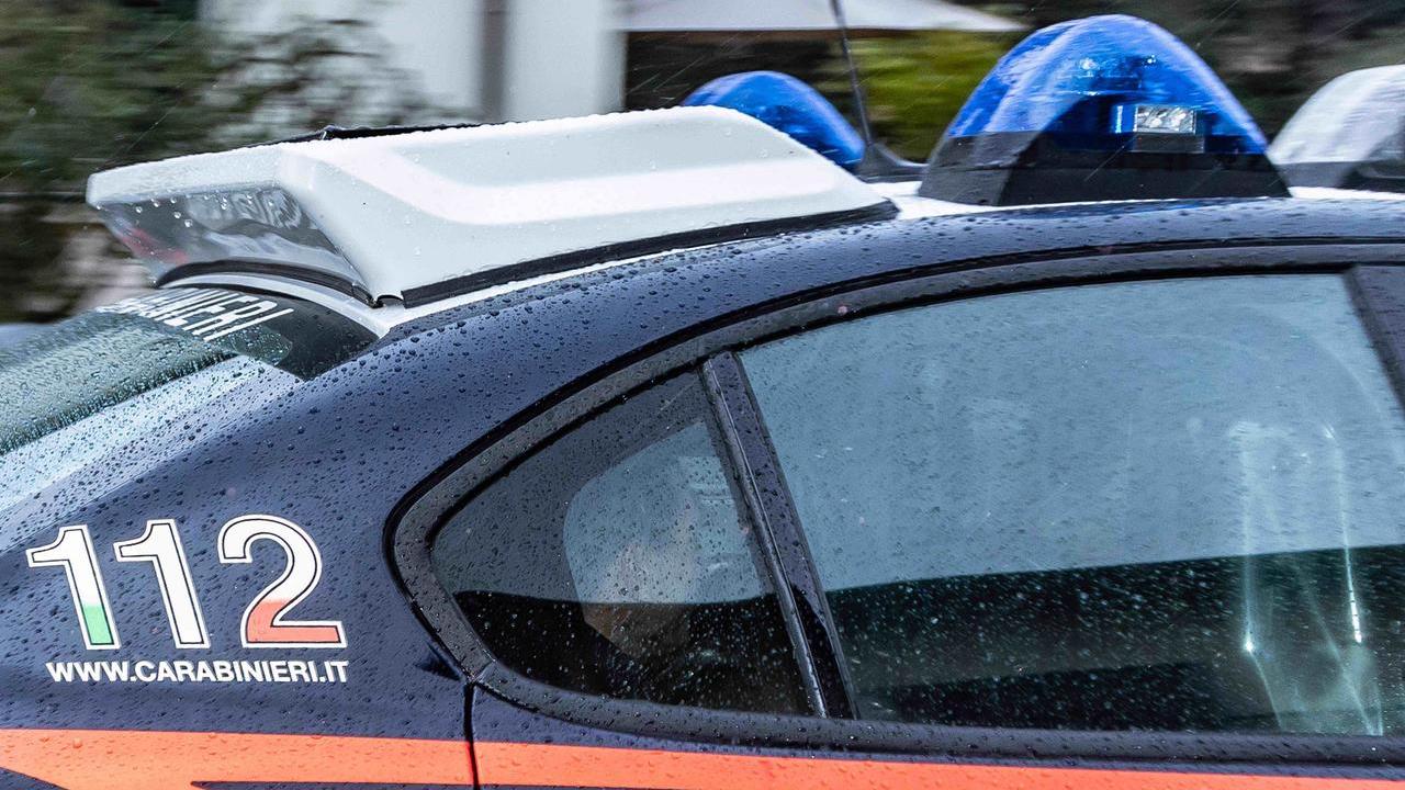 Firenze, rapina a una turista in via Nazionale. Inseguimento e colluttazione: fermato un uomo