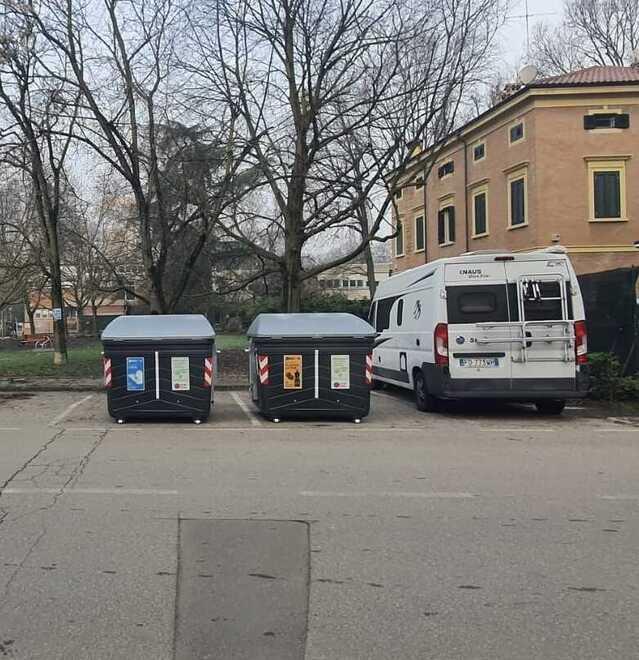 Nuovi cassonetti, scatta la protesta: «Ci portano via i posti per la sosta»