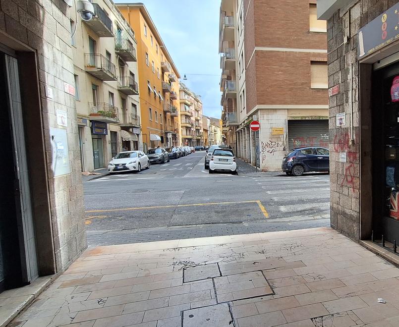 Preso a sassate in strada dopo aver difeso un’amica: aggressione choc a Pisa