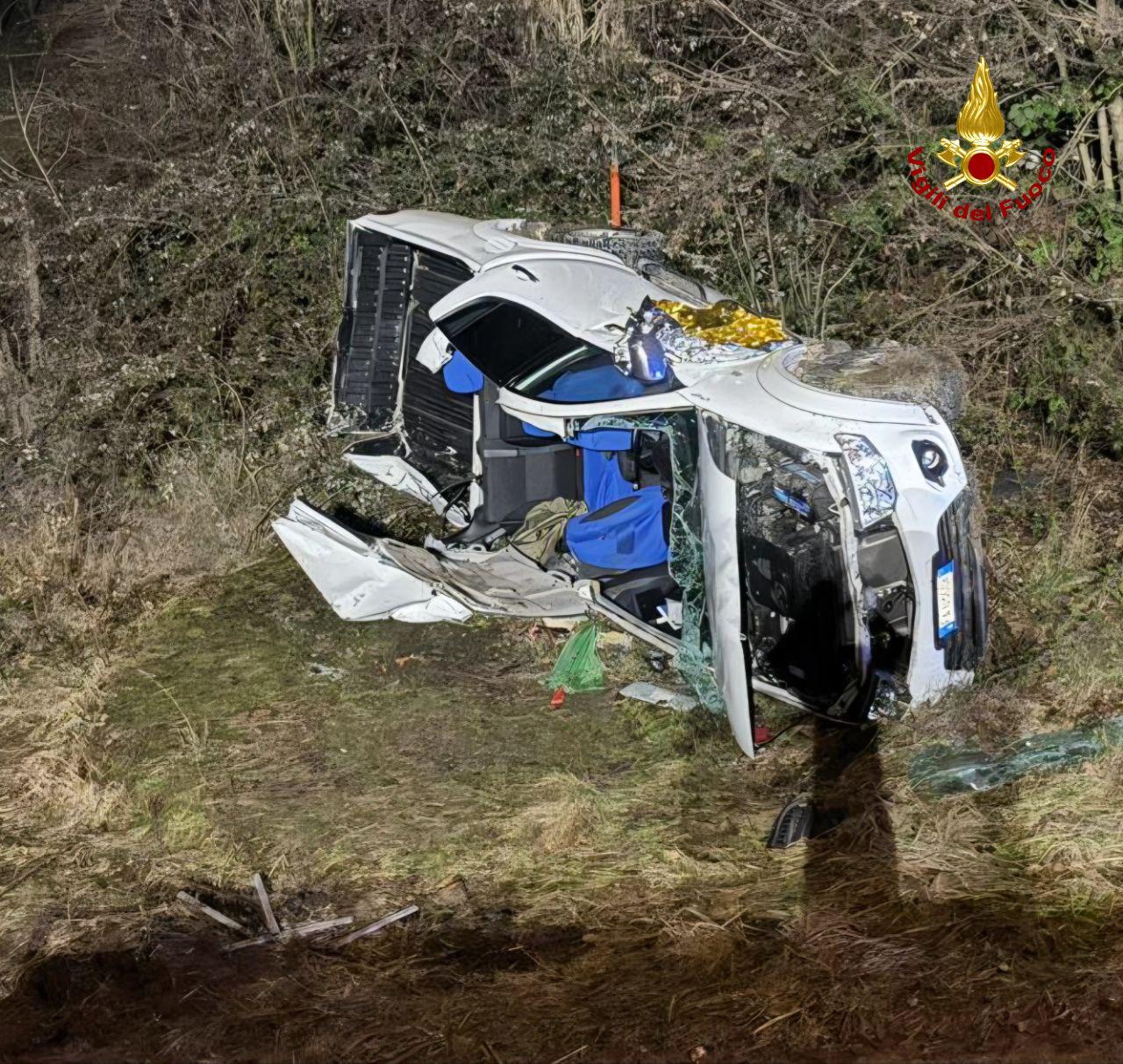 Auto fuori strada a Muraglione di Baiso: due feriti gravi