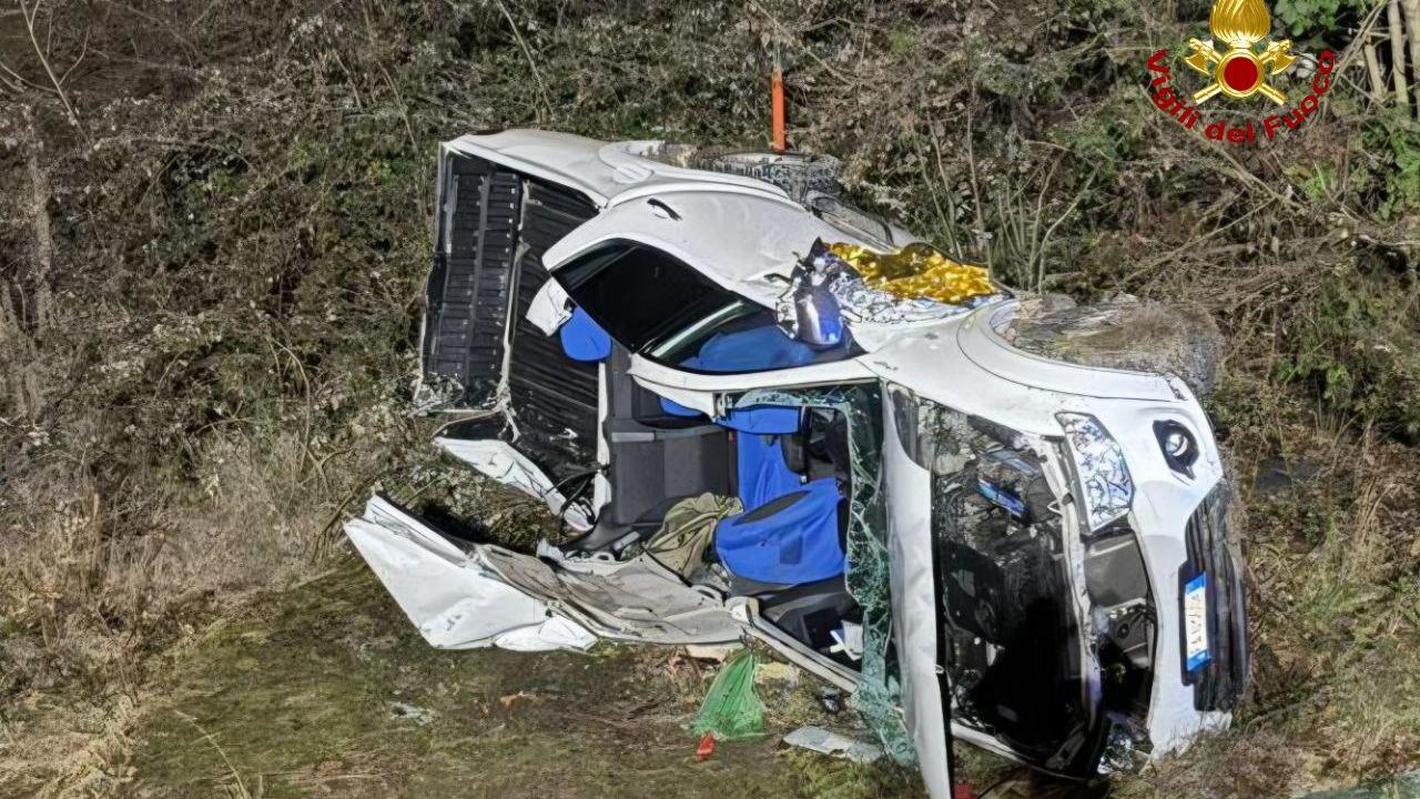 Auto fuori strada a Muraglione di Baiso: due feriti gravi