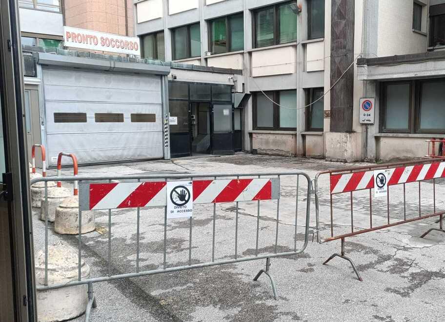 
	Le transenne nella rampa di accesso al pronto soccorso

