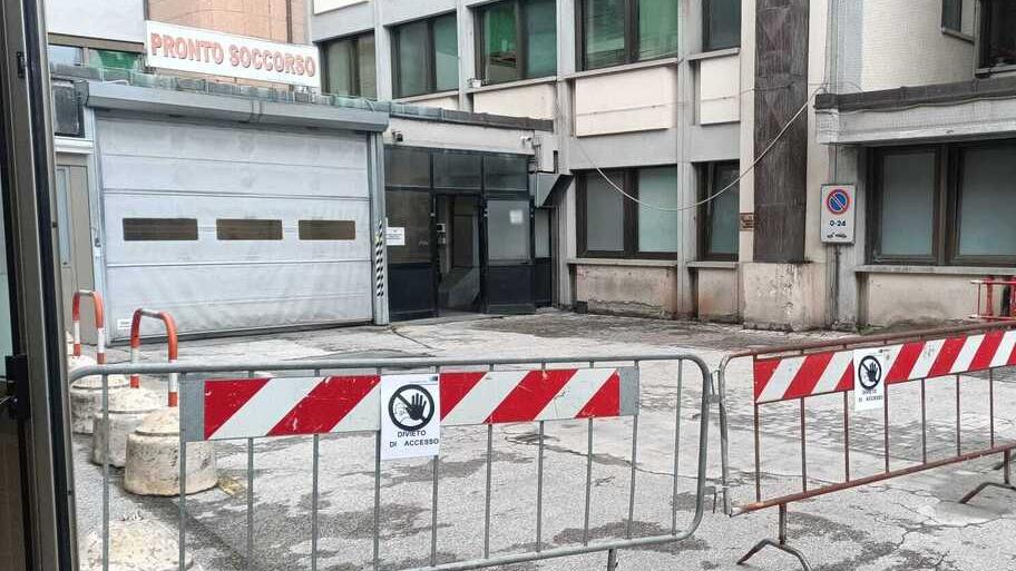 Le transenne nella rampa di accesso al pronto soccorso