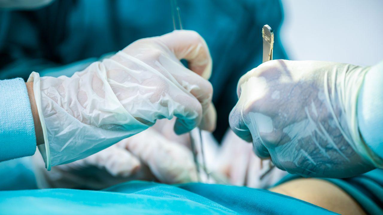 Napoli, trapiantato un cuore “bruciato” a un bambino di 2 anni: «Corsa contro il tempo per salvarlo»